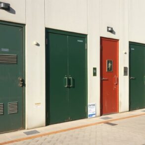 Металлические двери: как выбрать надежную, тёплую и красивую входную дверь