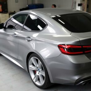 Оклейка кузова автомобиля: как сменить стиль и защитить лак без лишних затрат